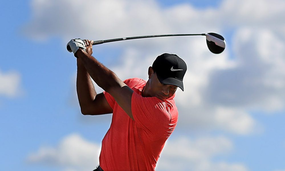 L'immagina raffigura il back swing di Tiger Woods